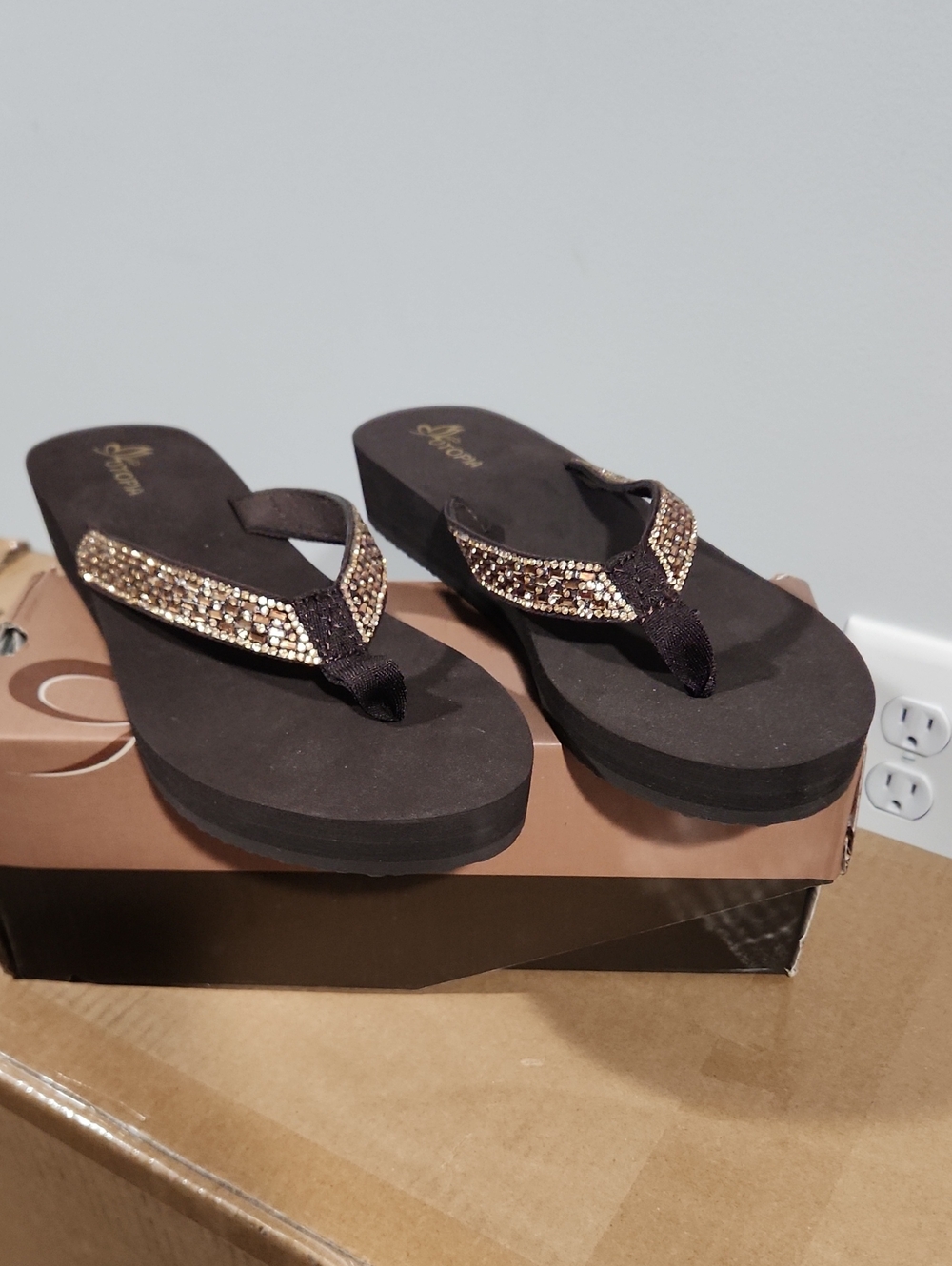 Nova Utopia Womens Sparkle Flip Flop Sandals - Brown
